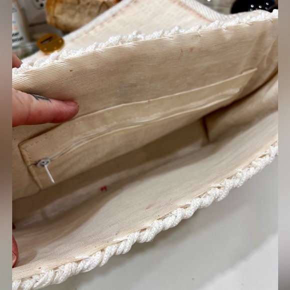 Rattan raffia woven crochet white 60’s kitschy mod purse with brass hardware - Picture 6 of 11